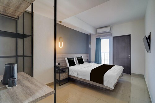 Cozy Deluxe Double Near Stadion Utama w/ Wifi