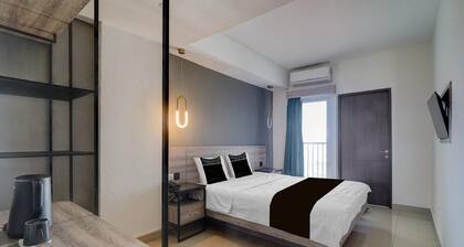 Cozy Deluxe Double Near Stadion Utama w/ Wifi