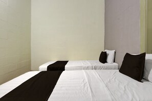 Room - Chic Deluxe Twin Comfort Stay w/ Free WiFi (Semarang)