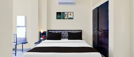 1 bedroom, desk, free WiFi, bed sheets