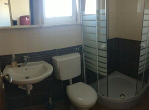 Shower, towels - Guest House Jurković - Studio with Balcony (Pirovac)