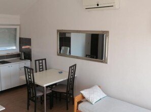 Dining - Guest House Jurković - Studio with Balcony (Pirovac)