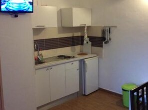 Kühlschrank, Herdplatte, Kochgeschirr/Geschirr/Besteck
