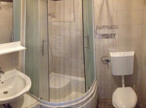 Shower, towels - Guest House Jurković - Studio Apartment (Pirovac)