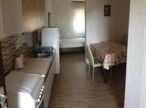 Fridge, stovetop, cookware/dishes/utensils - Guest House Jurković - Studio Apartment (Pirovac)