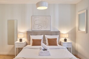 Desk, iron/ironing board, travel cot, bed sheets - Charming Suite with AC - Center of Paris (Paris)