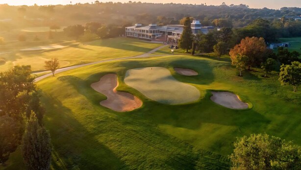 A golf course with bunkers, a clubhouse, and surrounding trees. - Stylish Private Retreat Sleeps 3 Secure Work-Friendly Unique Design Stay (Johannesburg)