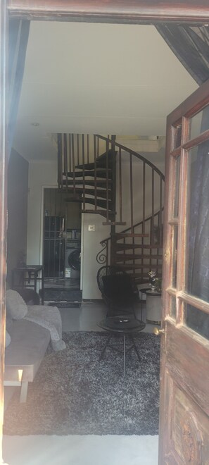 Interior - Stylish Private Retreat Sleeps 3 Secure Work-Friendly Unique Design Stay (Johannesburg)