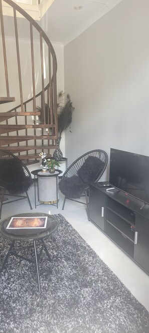 Interior - Stylish Private Retreat Sleeps 3 Secure Work-Friendly Unique Design Stay (Johannesburg)