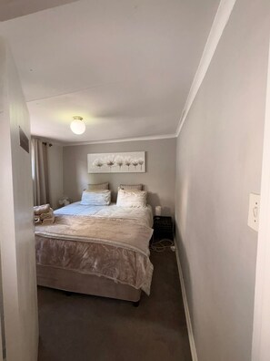 Room - Stylish Private Retreat Sleeps 3 Secure Work-Friendly Unique Design Stay (Johannesburg)