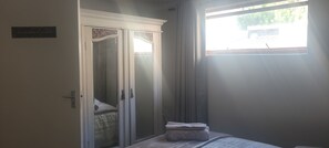 Room - Stylish Private Retreat Sleeps 3 Secure Work-Friendly Unique Design Stay (Johannesburg)