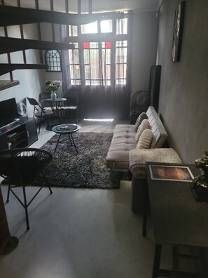 Living area - Stylish Private Retreat Sleeps 3 Secure Work-Friendly Unique Design Stay (Johannesburg)