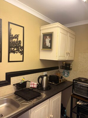 Private kitchen - Stylish Private Retreat Sleeps 3 Secure Work-Friendly Unique Design Stay (Johannesburg)