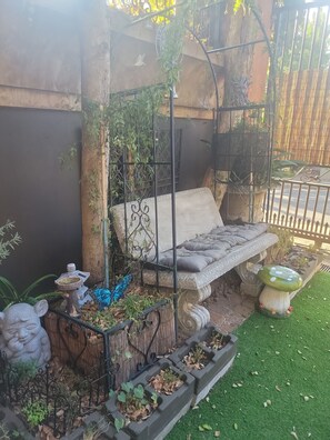 Property grounds - Stylish Private Retreat Sleeps 3 Secure Work-Friendly Unique Design Stay (Johannesburg)