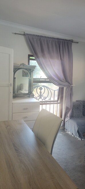 Interior - Stylish Private Retreat Sleeps 3 Secure Work-Friendly Unique Design Stay (Johannesburg)