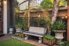 Terrace/patio - Stylish Private Retreat Sleeps 3 Secure Work-Friendly Unique Design Stay (Johannesburg)