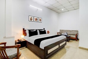 1 quarto, escrivaninha, roupa de cama