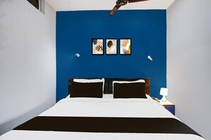 1 habitación, escritorio y ropa de cama 