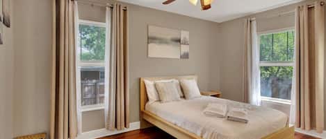 3 bedrooms, desk, iron/ironing board, free WiFi