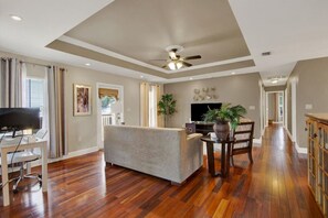 TV, computer monitors - Tamp Retreat | 3BR 2bth W/ Workspace + Patio Oasis (Tampa)