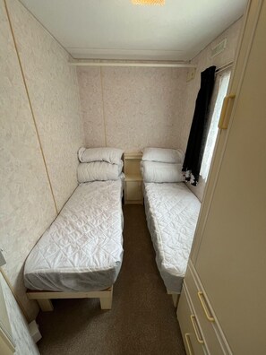 Room - Cosy 8 berth caravan with side decking at Southview, near Skegness ref 33009ML (Skegness)