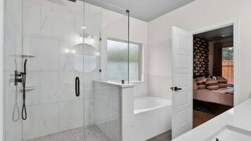 Dusche, Haartrockner, Handtücher, Shampoo