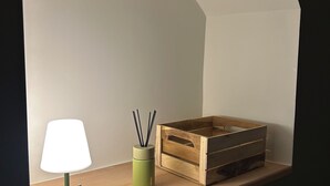 Een plank met een lamp, een pot met stokjes en een houten doos.