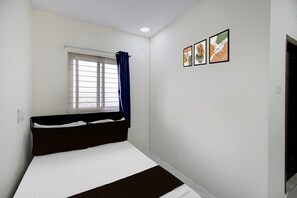 1 bedroom, desk, free WiFi, bed sheets - DeluxeR J Residency (Hyderabad)