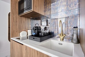 Fridge, microwave, stovetop, coffee/tea maker - Beautiful Studio with AC - Louvre Palais Royal (Paris)