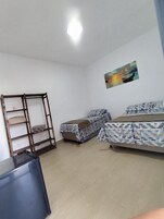 Quarto quádruplo conforto, vista para a piscina | Parte interna