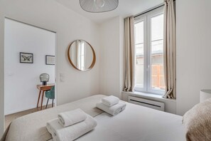 1 dormitori, escriptori i planxa i posts de planxar 