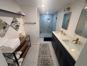 Shower, hair dryer, soap - Lakefront 3-bedroom house at Cedar Creek Reservoir with amzing views (Mabank)
