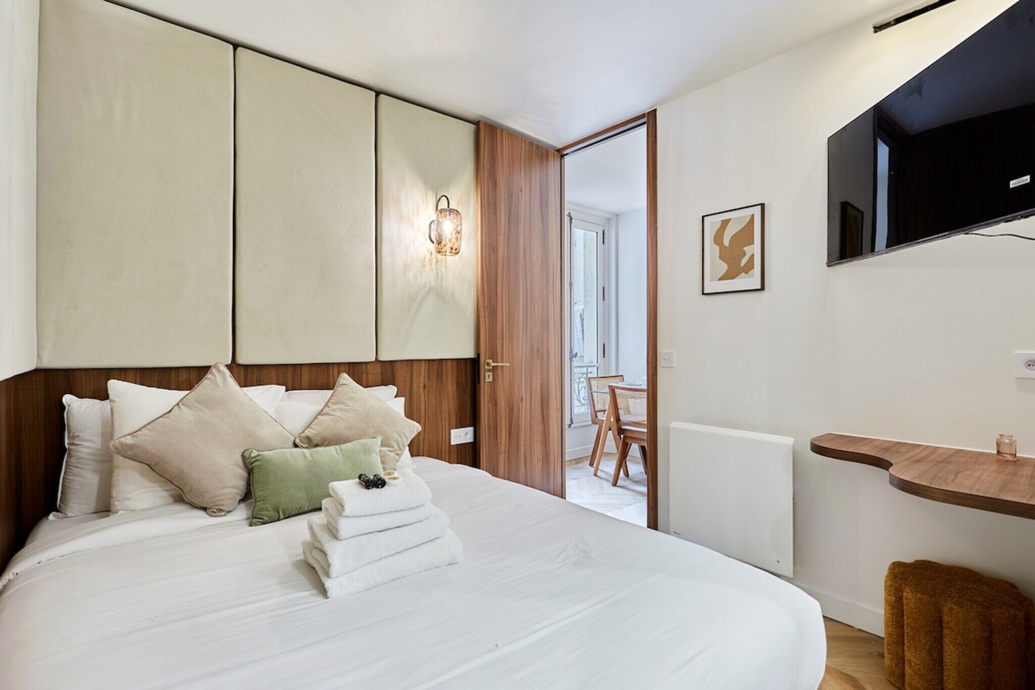 2 chambres, bureau, fer et planche à repasser, lit de bébé portatif