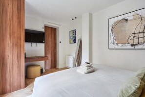 2 bedrooms, desk, iron/ironing board, travel cot - Beautiful apartment - Center of Paris (Paris)