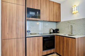 Fridge, microwave, oven, stovetop - Beautiful apartment - Center of Paris (Paris)