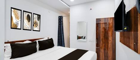 1 habitación, escritorio y ropa de cama
