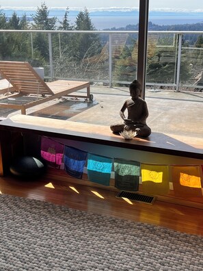 Interior - West Coast Retreat near the action (North Vancouver)