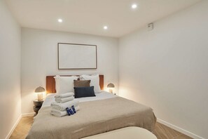 2 Schlafzimmer, Schreibtisch, Bügeleisen/Bügelbrett, Reisekinderbett