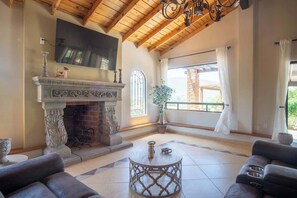 TV, fireplace, offices - Beautiful Home at Valle de Gpe with Jacuzzi, AC & Wifi (Villa de Juárez)