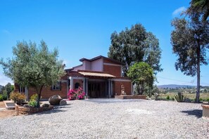 Exterior - Beautiful Home at Valle de Gpe with Jacuzzi, AC & Wifi (Villa de Juárez)