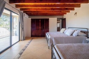 3 bedrooms, iron/ironing board, WiFi, bed sheets - Beautiful Home at Valle de Gpe with Jacuzzi, AC & Wifi (Villa de Juárez)