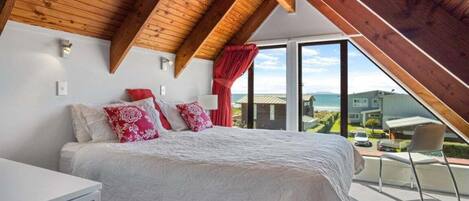 6 bedrooms, iron/ironing board, WiFi, bed sheets