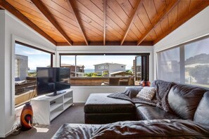 TV - Tangaroa Beachside Bliss (Whangamata)