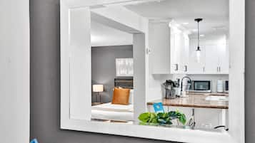 1 habitación, tabla de planchar con plancha, cuna de viaje y wifi
