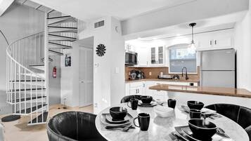 Coffee/tea maker, fridge, microwave, stovetop