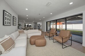 Living area - Luxury Modern Home - 8 minutes from the Beach (Largo)