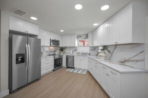 Private kitchen - Luxury Modern Home - 8 minutes from the Beach (Largo)