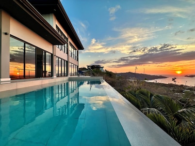 Blue Dragonfly – Oceanview Villa with 43ft Infinity Lap Pool & Beach Gear