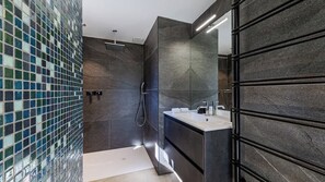 Douche, sèche-cheveux, shampoing