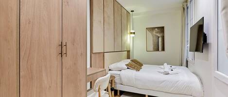 2 habitaciones, tabla de planchar con plancha y ropa de cama